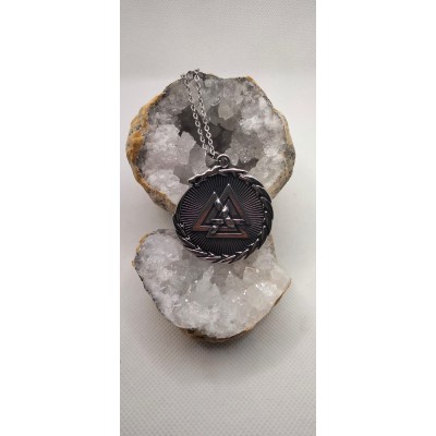 Las tres pirámides y brújula vikinga